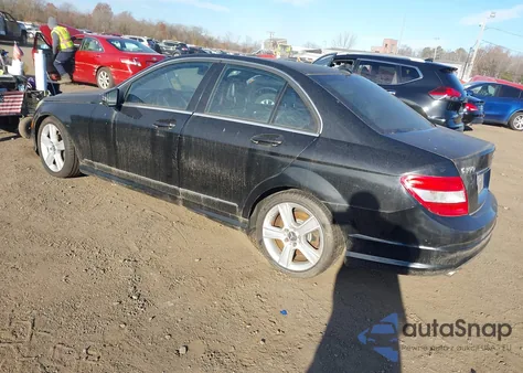 2010 Mercedes-Benz C 300 Luxury 4Matic/Sport 4Matic z USA, uszkodzony, nr VIN WDDGF8BB5AR107204